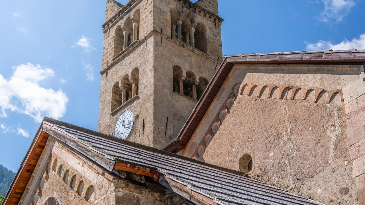 L'église Saint-Marcellin se trouve au coeur du hameau  de Ville Haute à Névache