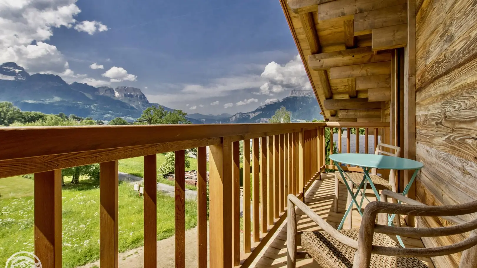 A l'ouest, vue sur la chaîne des Aravis