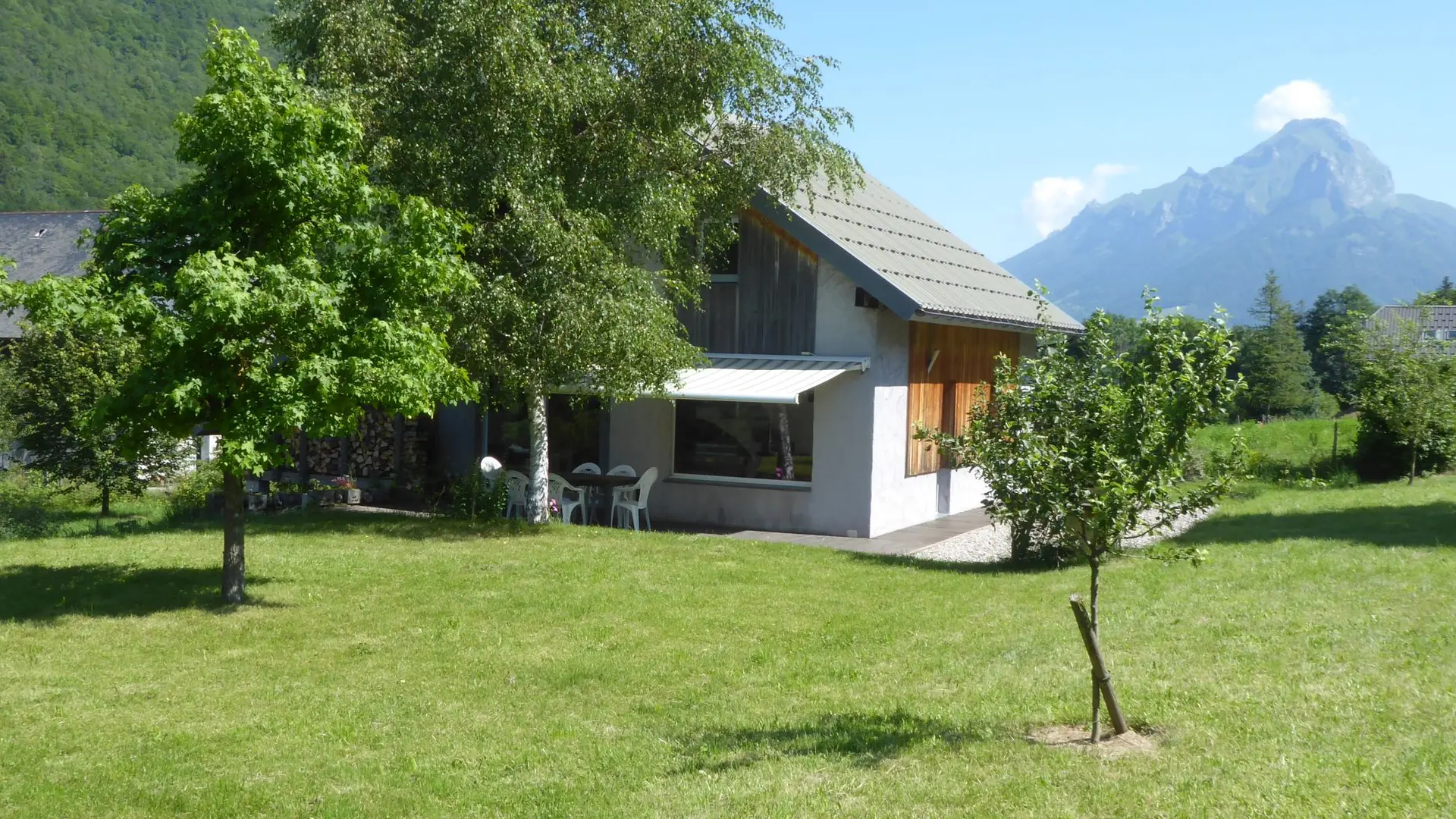 Jardin avec quelques arbres et vue sur les montagnes