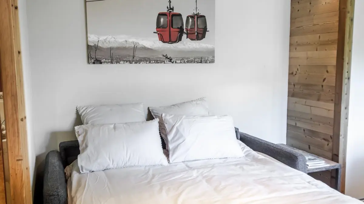 Canapé-lit en mode couchage (très bon confort)