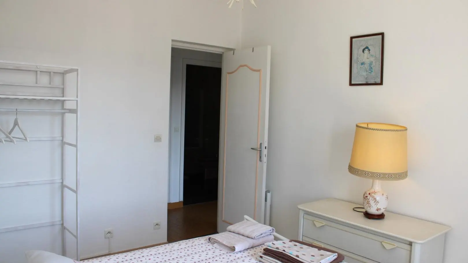 La Dominante-Chambre 1/Lit double 140x190 et Lit bébé-Blausasc-Gîtes de France des Alpes-Maritimes