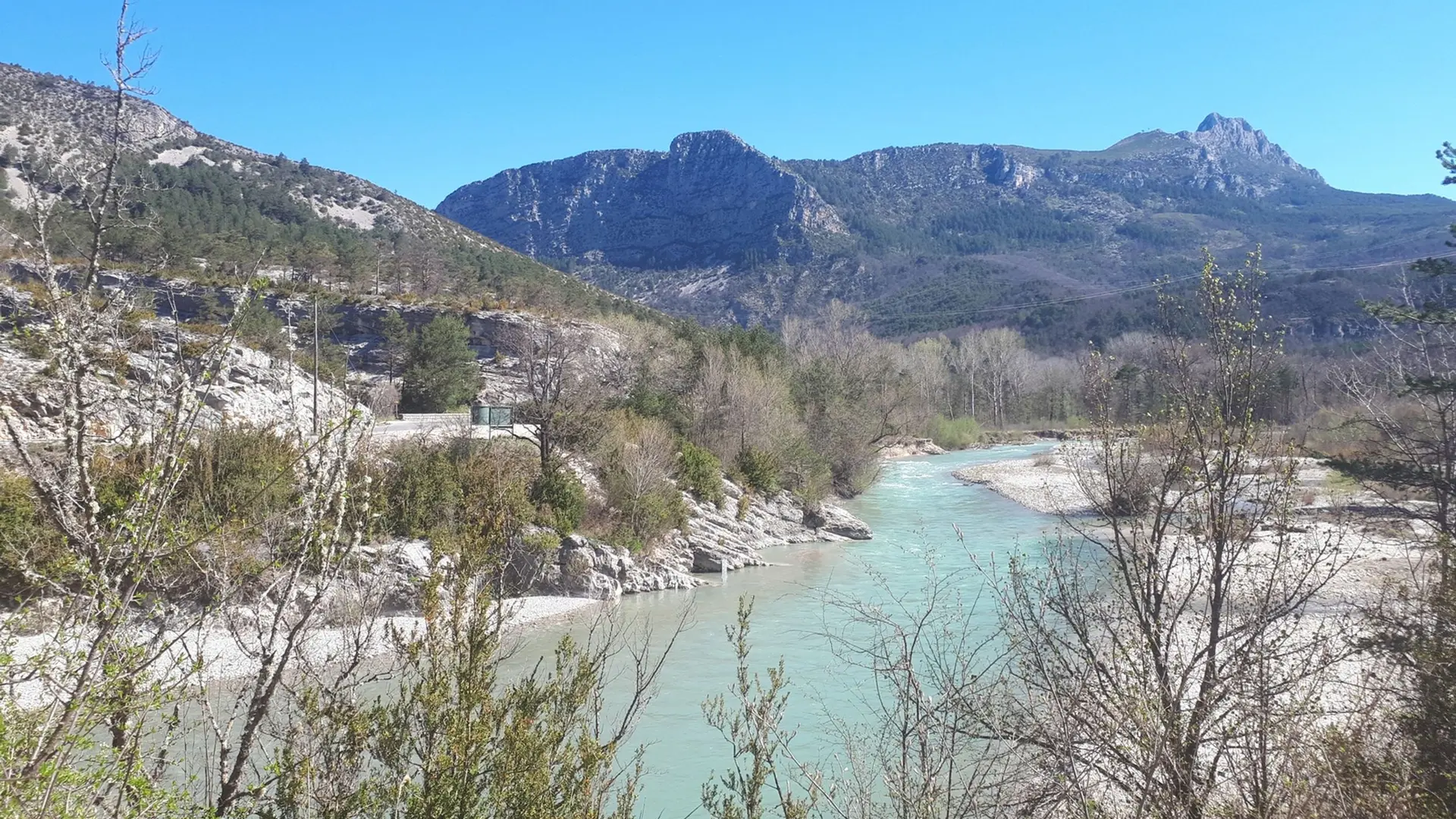 Vue sur le lit de la rivière avec les collines en arrière plan