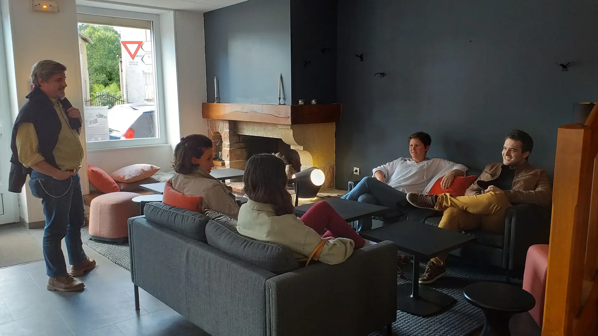 Entre collègues ou entre amis dans l'espace lounge Chez Rolland
