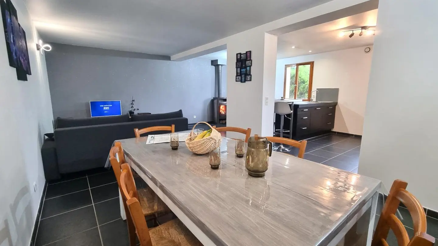 Pièce à vivre avec cuisine ouverte sur la salle à manger et le salon.