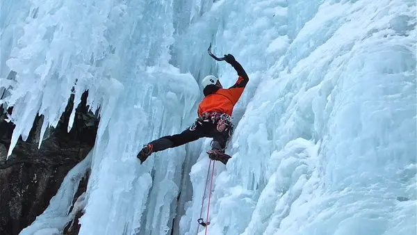 Cascade de glace - Bureau des guides du Champsaur