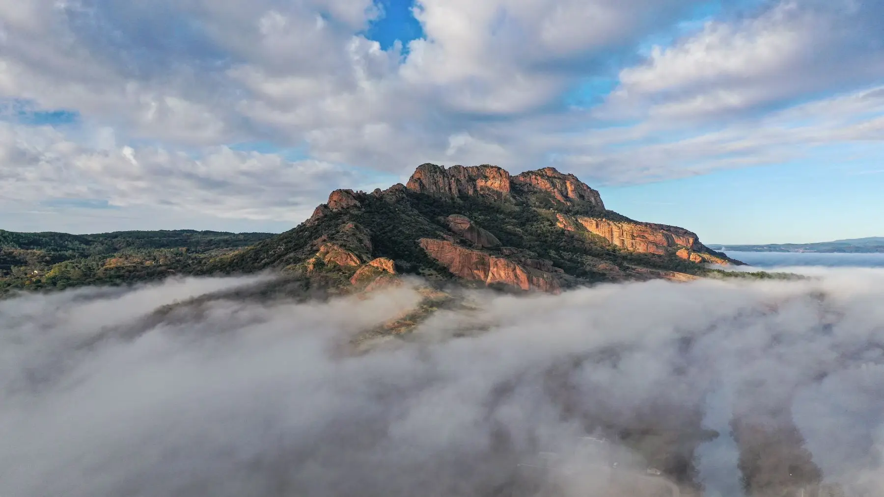 Le rocher du lac et ses légendes_Roquebrune-sur-Argens