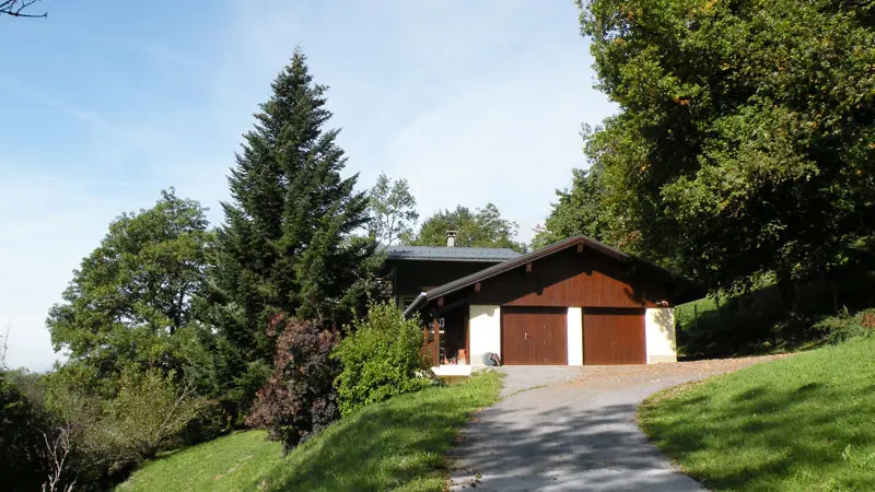 Vue sur le garage du chalet