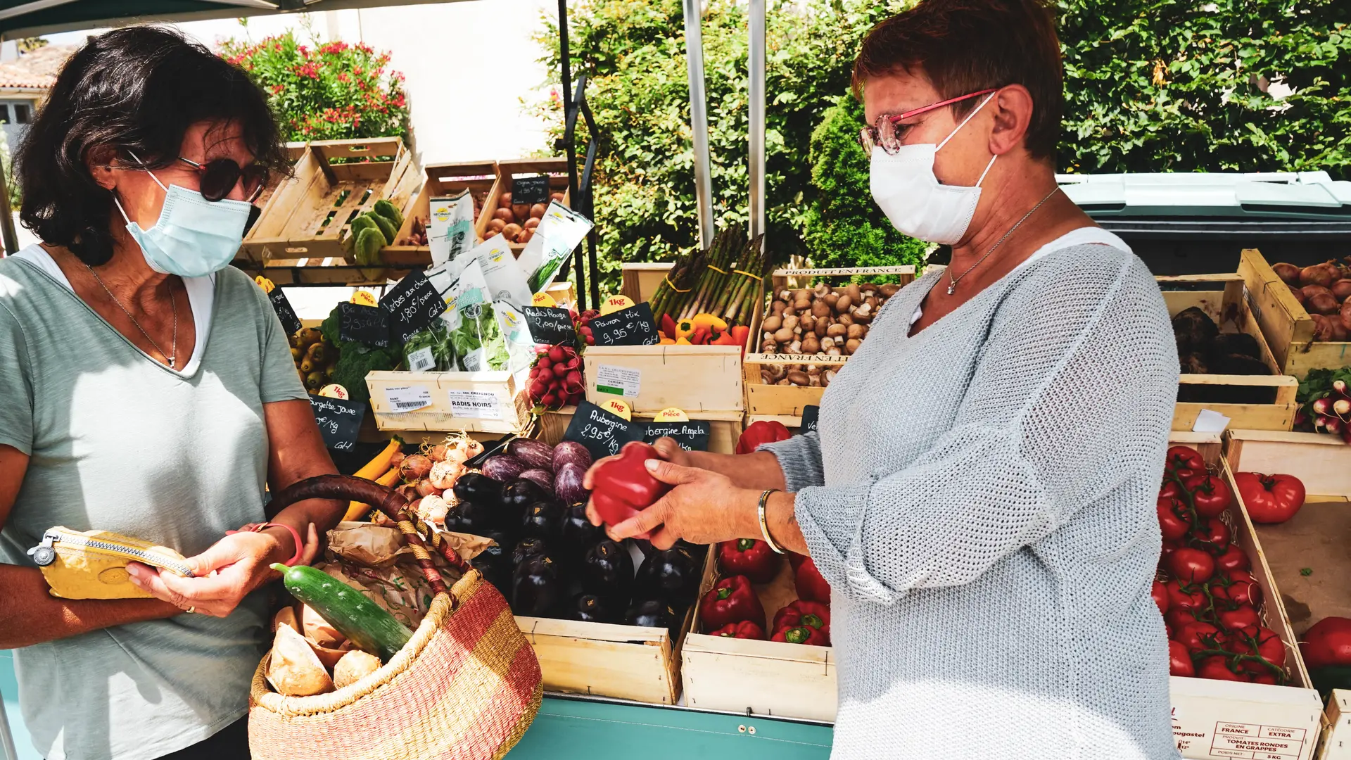 Anita notre marchande de fruits et légumes du marché toujours prête à aider