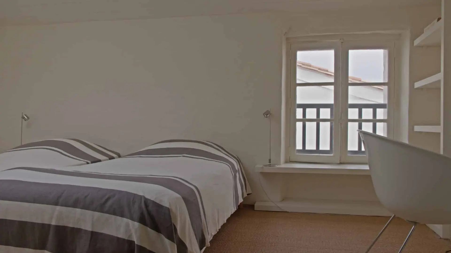 Erstes Schlafzimmer mit Doppelbett