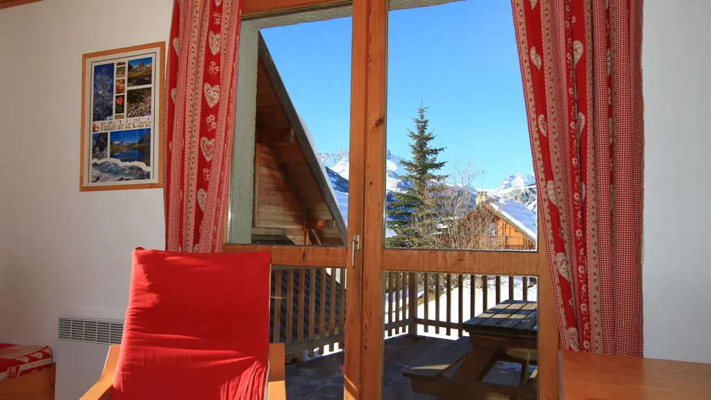 Ce chalet dispose d'une jolie terrasse ensoleillée l'après midi