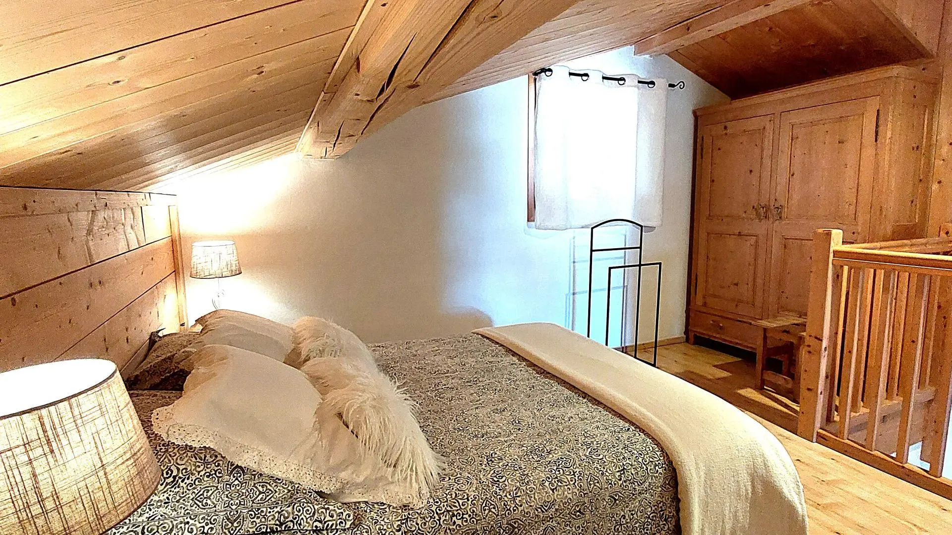 Chambre mezzanine avec rangement