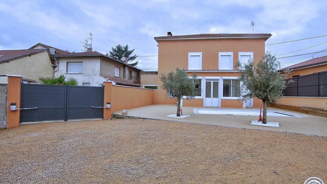 Vue sur la façade de la maison et de la piscine, depuis la cour privée du gîte