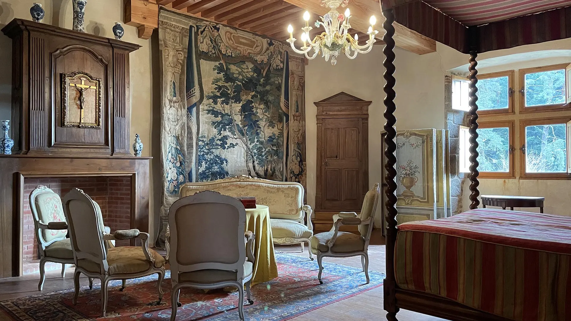 Grande chambre et vue extérieure