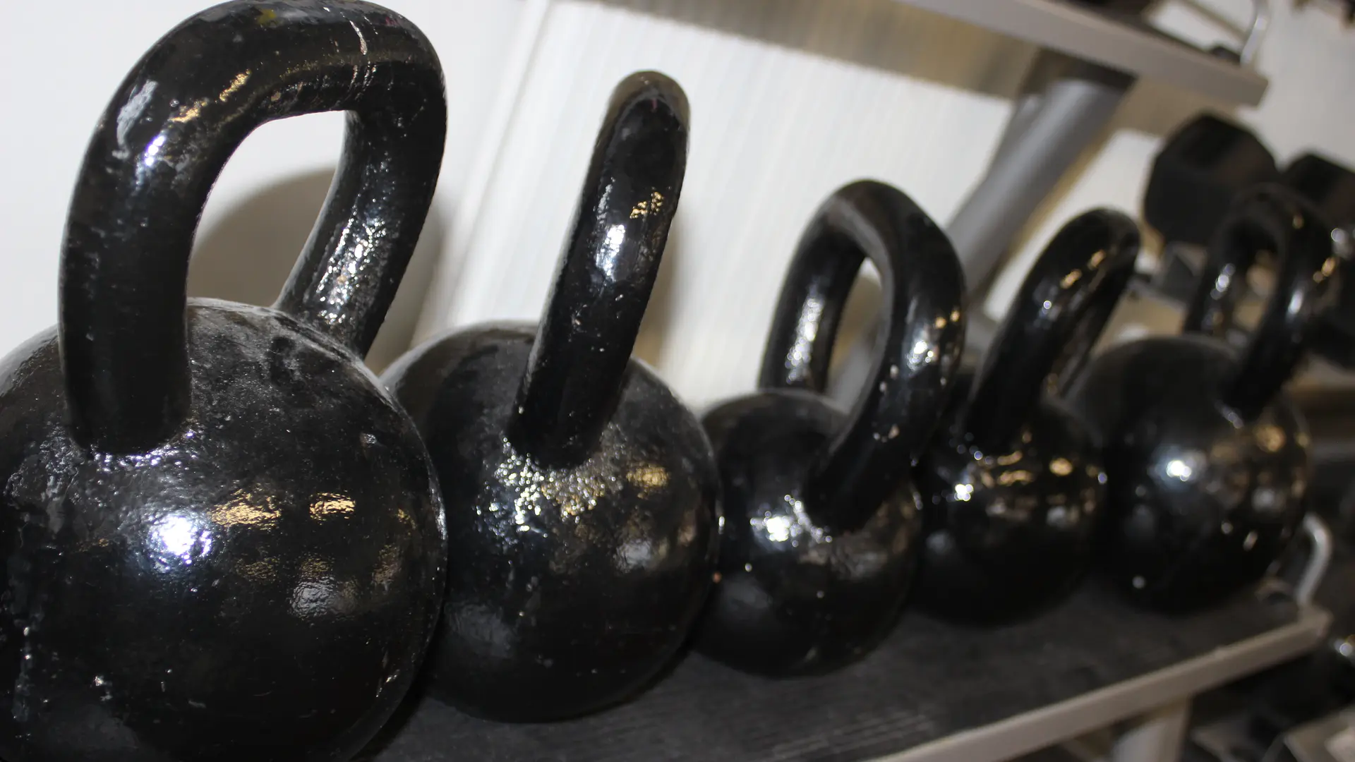 Des charges libre Kettle bell jusqu'à 32kg et haltères jusqu'à 55kg