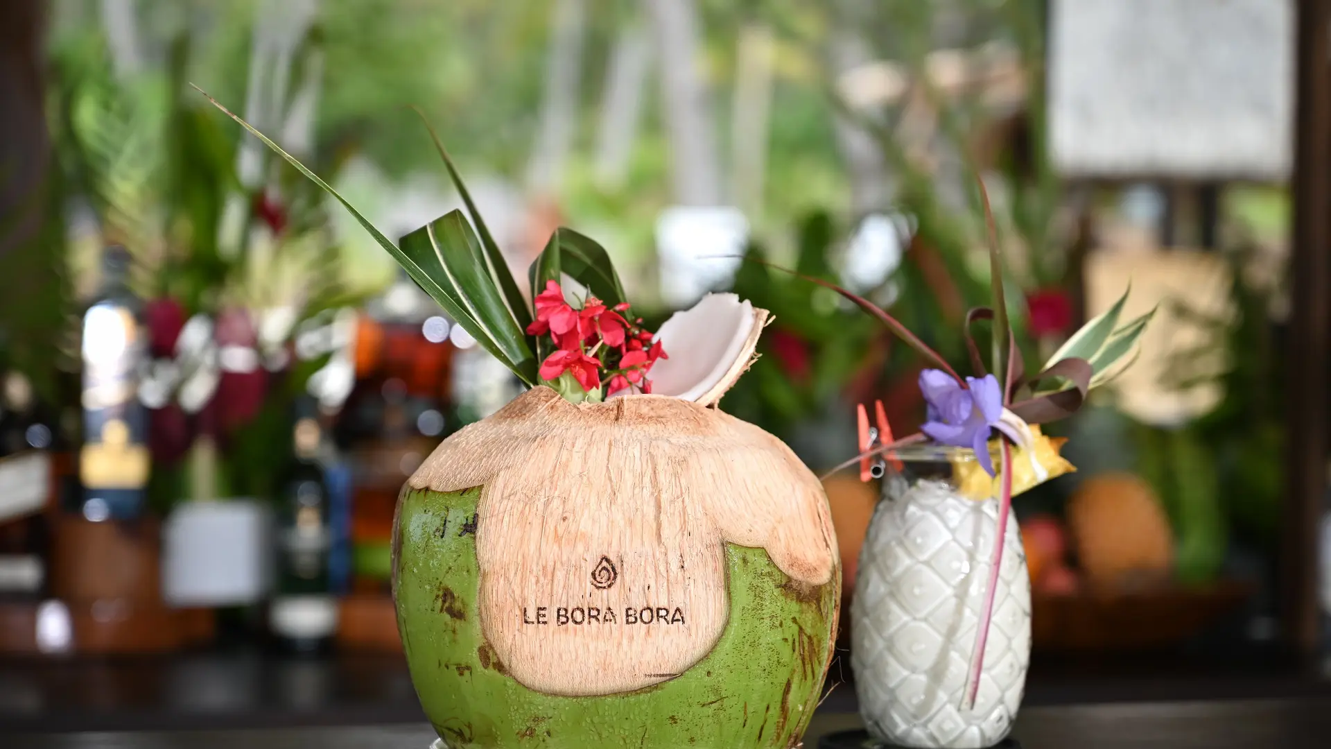 Pool bar 2 - Manuia Bar - Le Bora Bora By Pearl Resorts