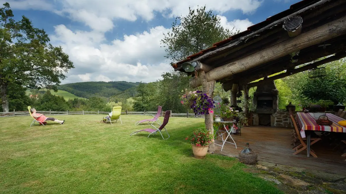 Terrasse en bois avec barbecue vue sur les collines Gite du Couturon