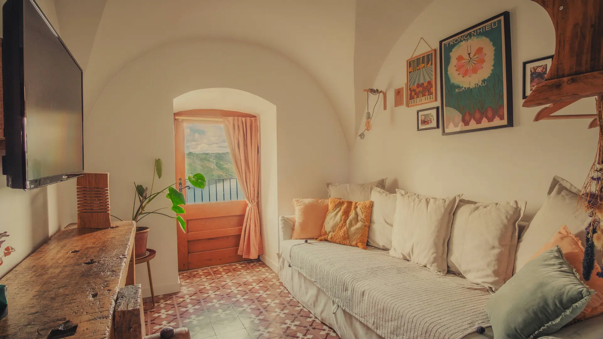 Gites les Pittoresques - La bignonette salon TV avec vue sur Loire transformable en seconde chambre