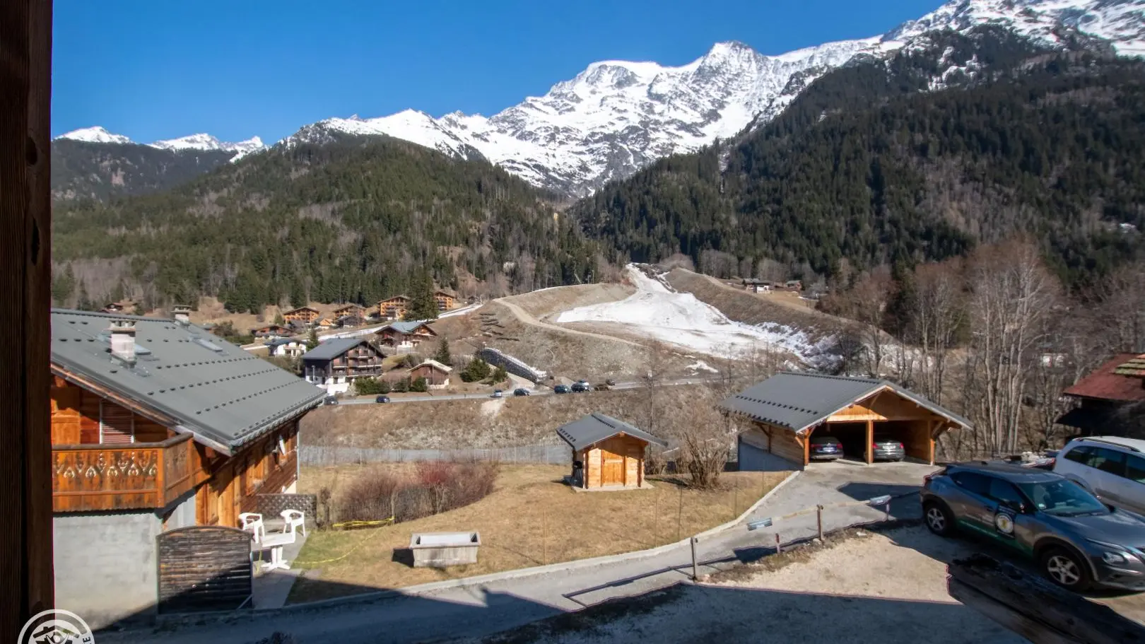 Vue de la fenêtre du séjour.