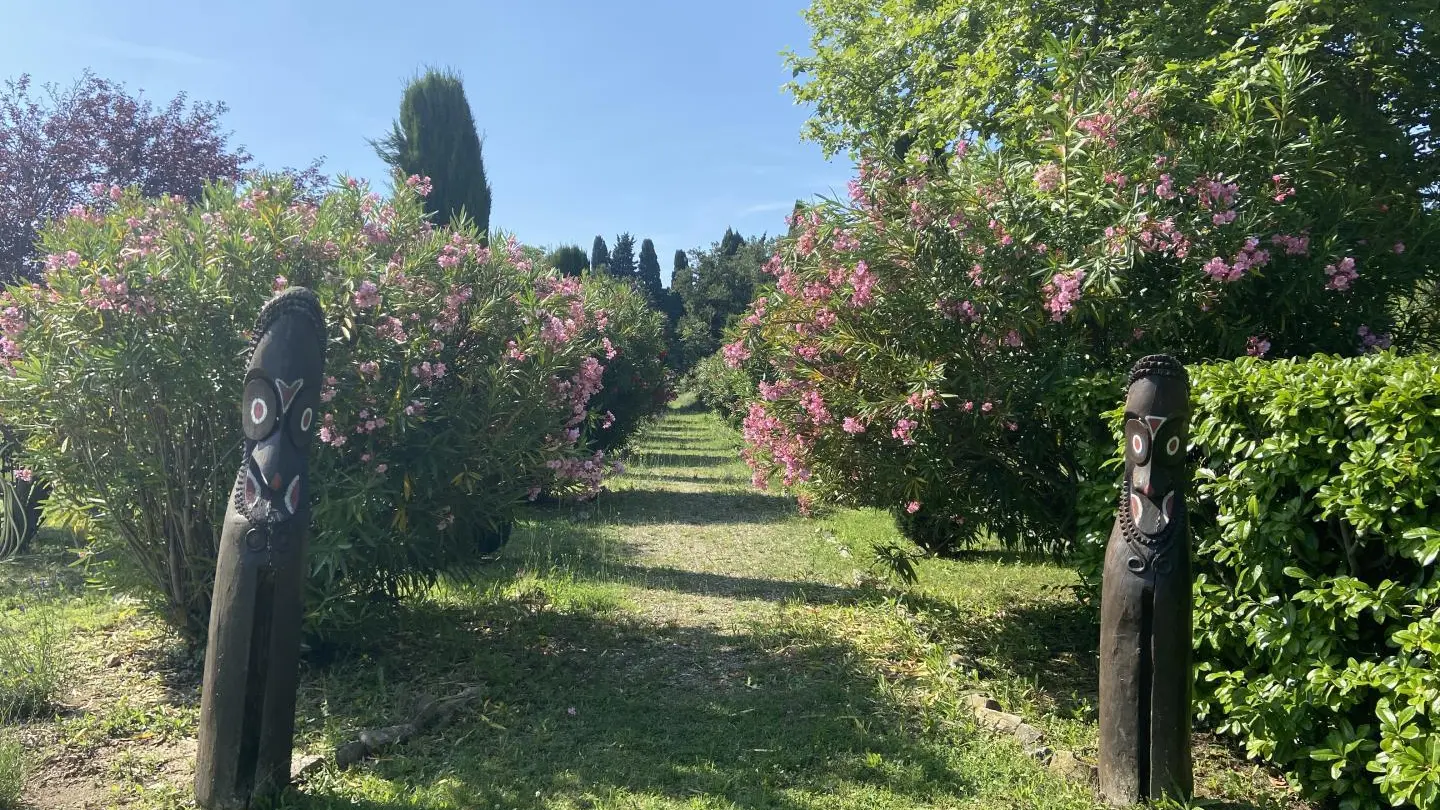 Allée du jardin, encadré de 2 tambours d'Ambrym (Ile du vanuatu)