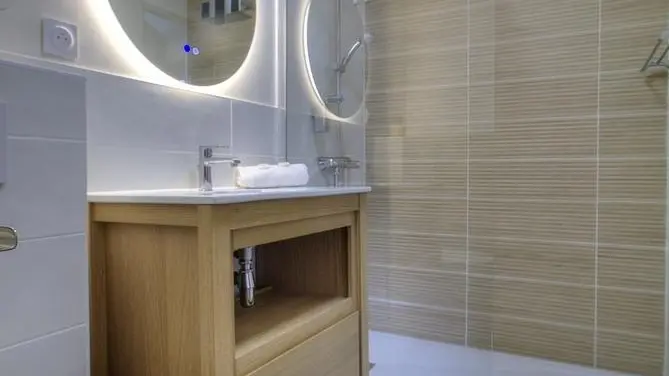 Salle de bain avec WC