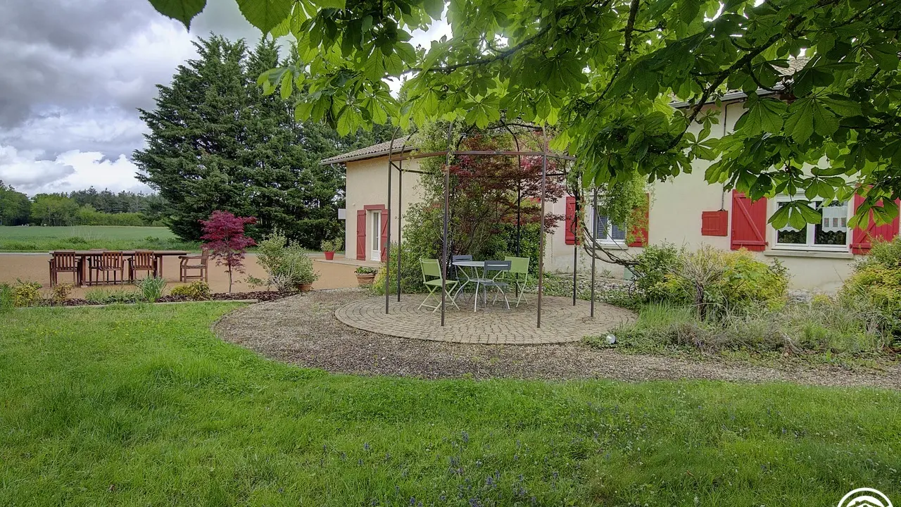 ancienne ferme rénovée .
commune de Vonnas.à 500m du chateau d épeyssol