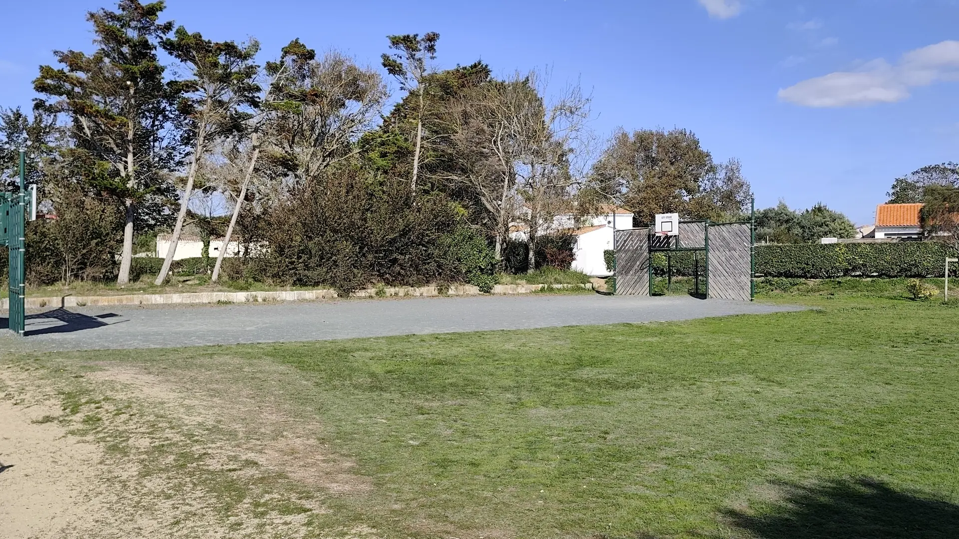 Multisportplatz, Basketball, Fußball...