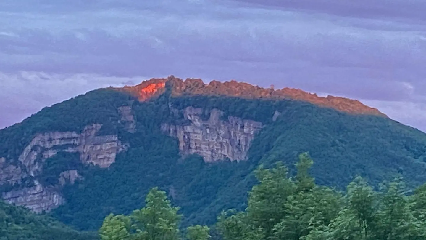Couché de soleil rouge sur Suerme