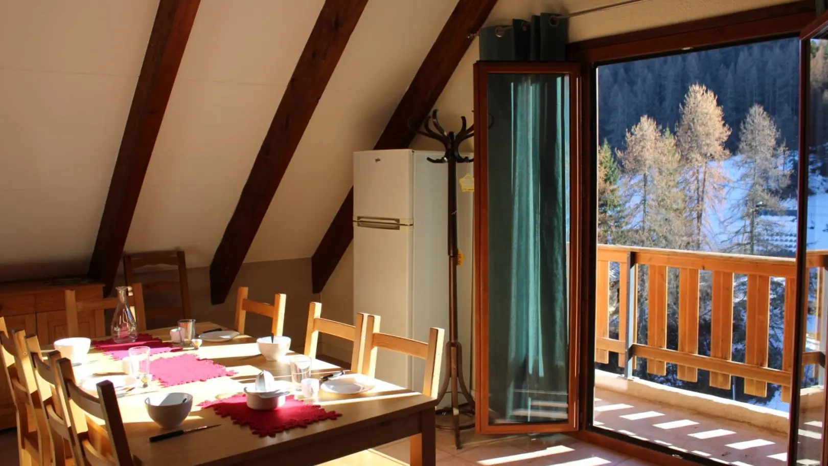 Les Bouquetins -Espace repas ouvert sur balcon/terrasse- Gîte station des Buisses Roubion - Gîtes de France Alpes-Maritimes