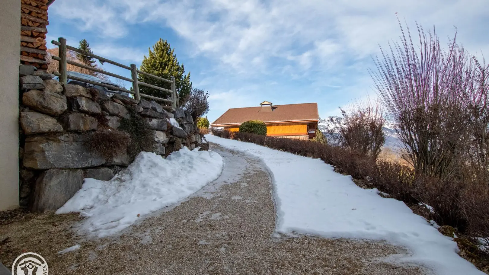 Hiver stationnement en arrivant sur parking et été possibilité de venir stationner devant le gîte