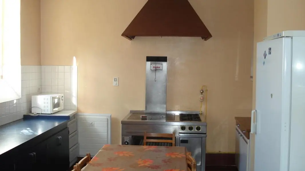Cuisine équipée, indépendante de la salle de séjour.
