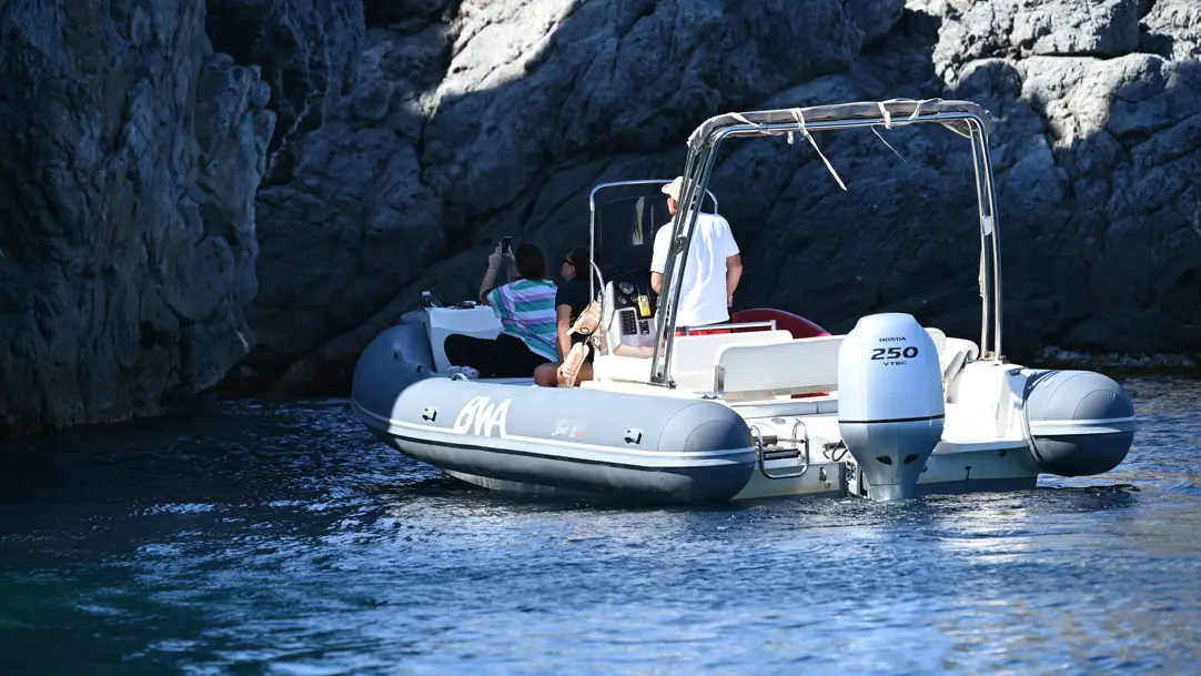 Le bateau face aux géants de pierre.