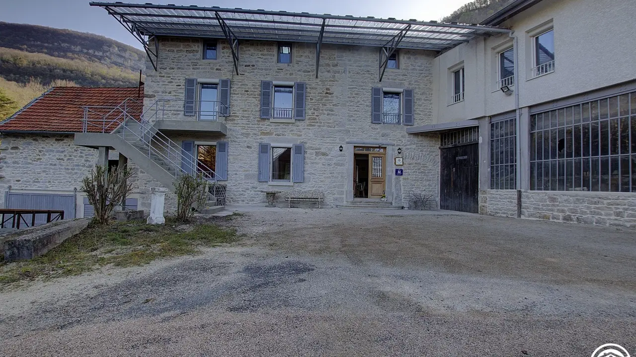 Grande cour à l'entrée du gîte. parking pour 4 à 5 voitures sans soucis