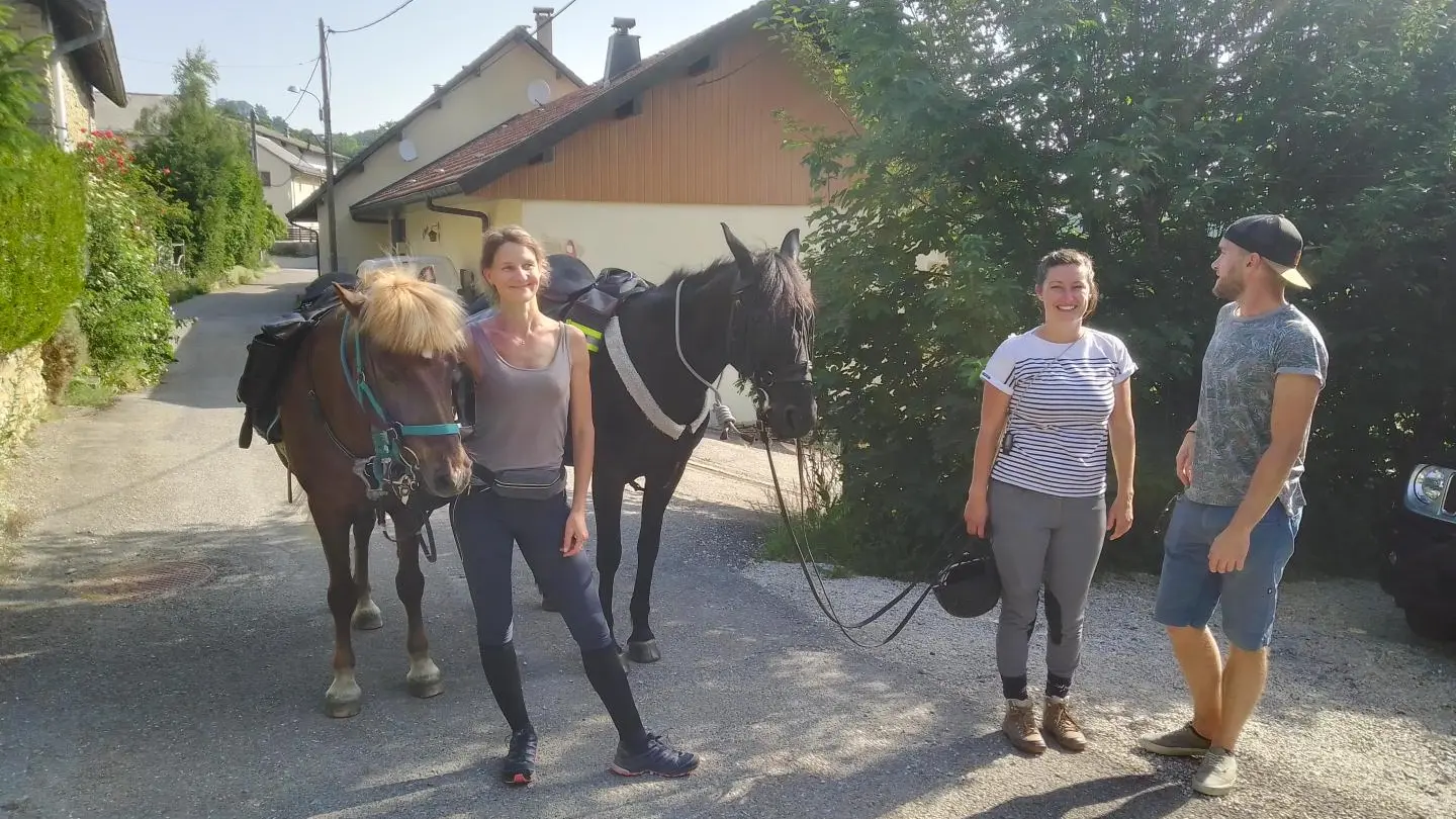 Antonie MIAUX au crin des vents passage avec ses cavalieres