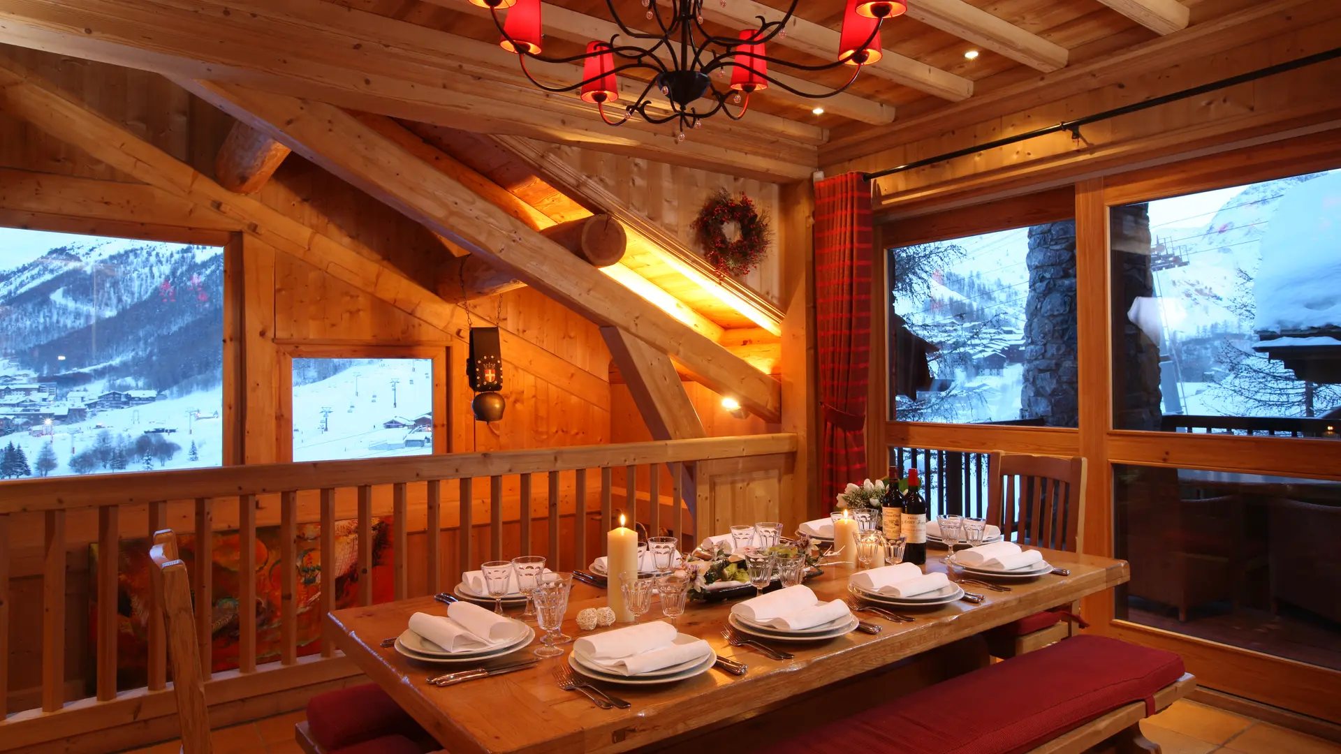 Salle à manger pour des moments de partage_Chalets_cristal_Val d'Isère