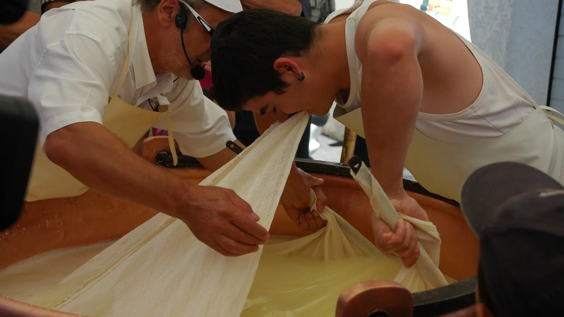 Démonstration des fromagers pour la confection d'une meule de comté