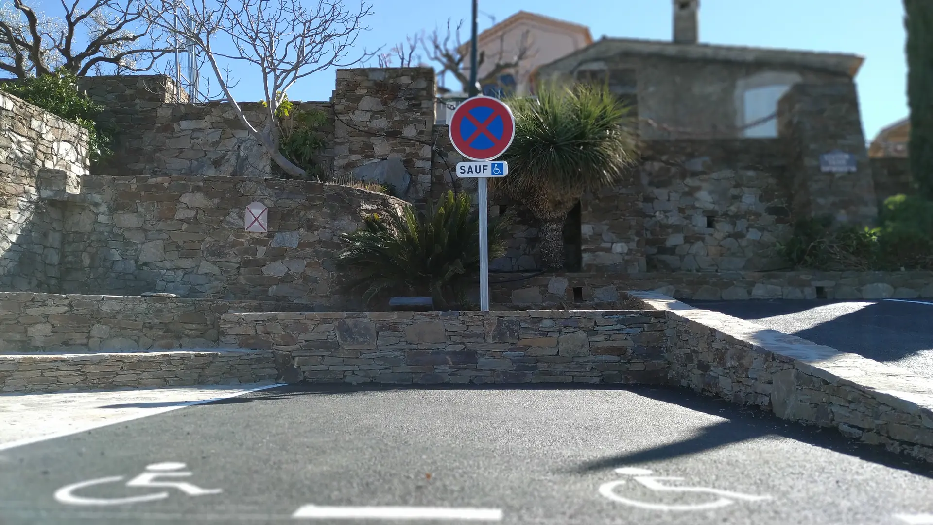 Place handicapée sur la place Léon Martel https://gassin.eu