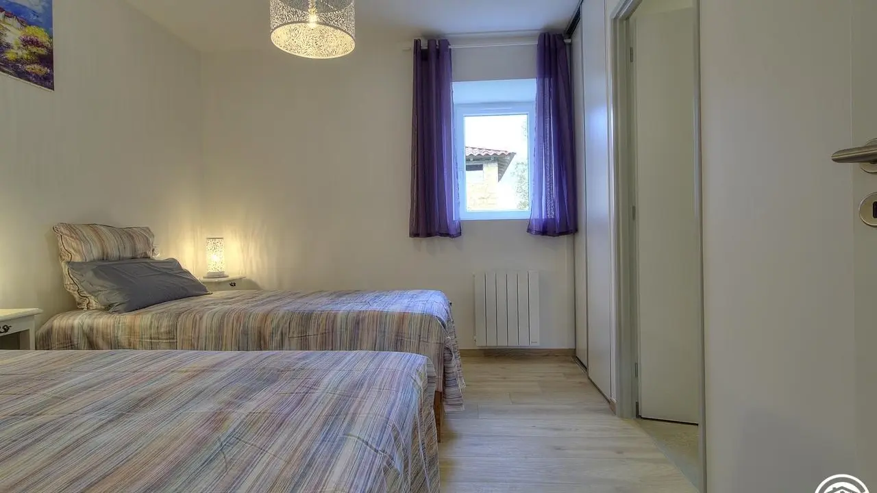 Chambre composée de deux lits simples 90*190.