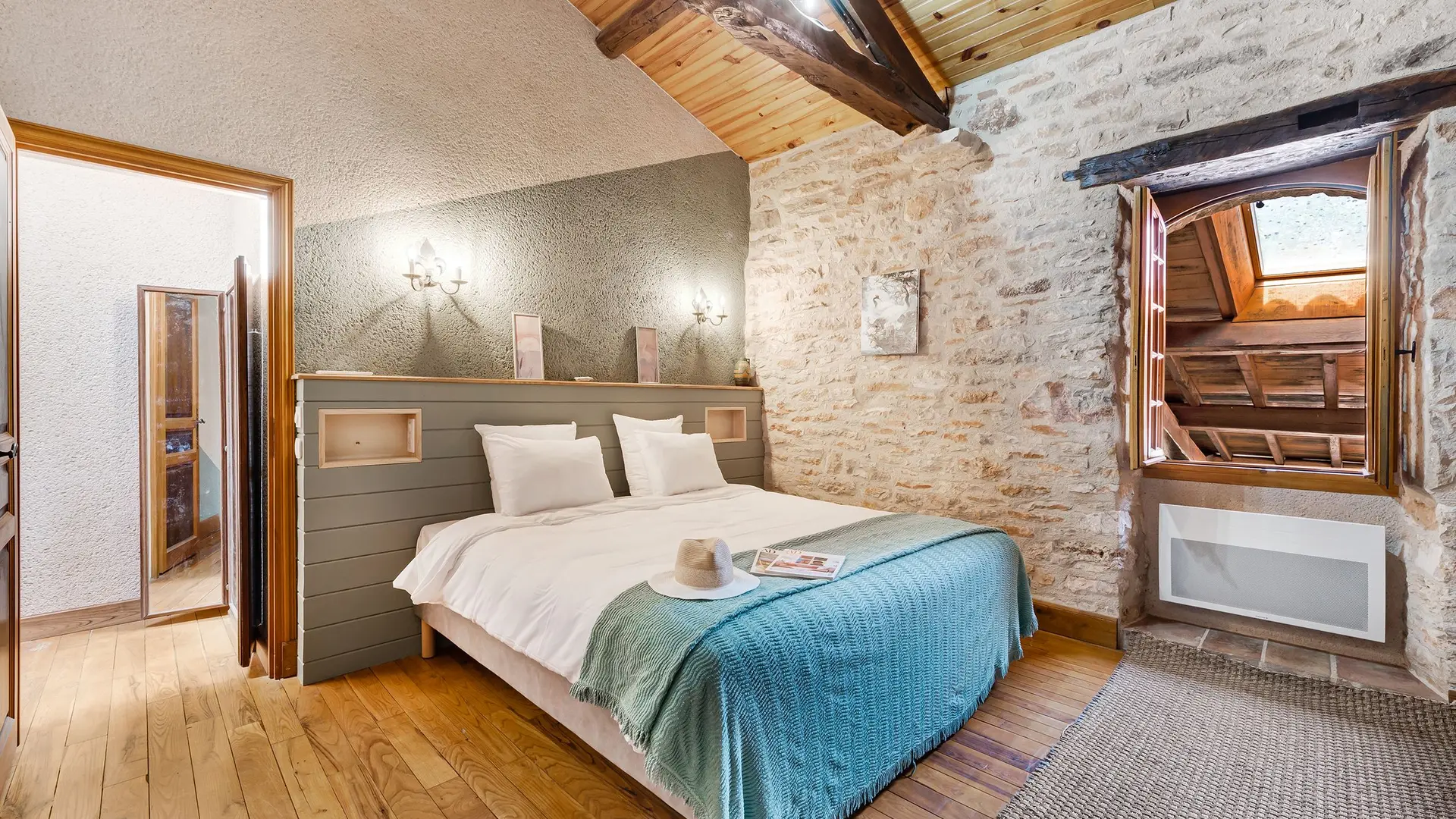 La chambre Grue, une des chambres de la suite familiale.