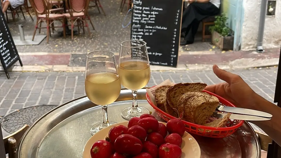 plateau garni pour servir en terrasse