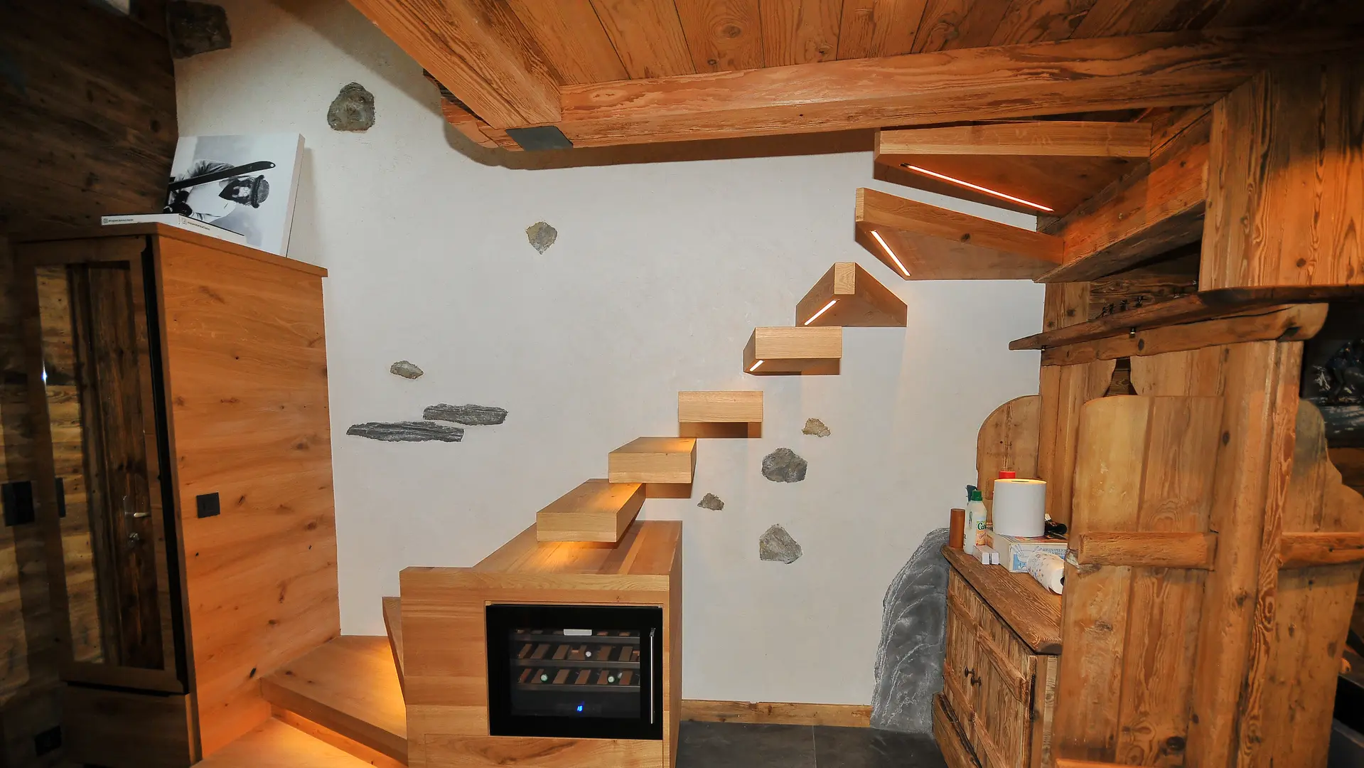 Escalier et cave à vin