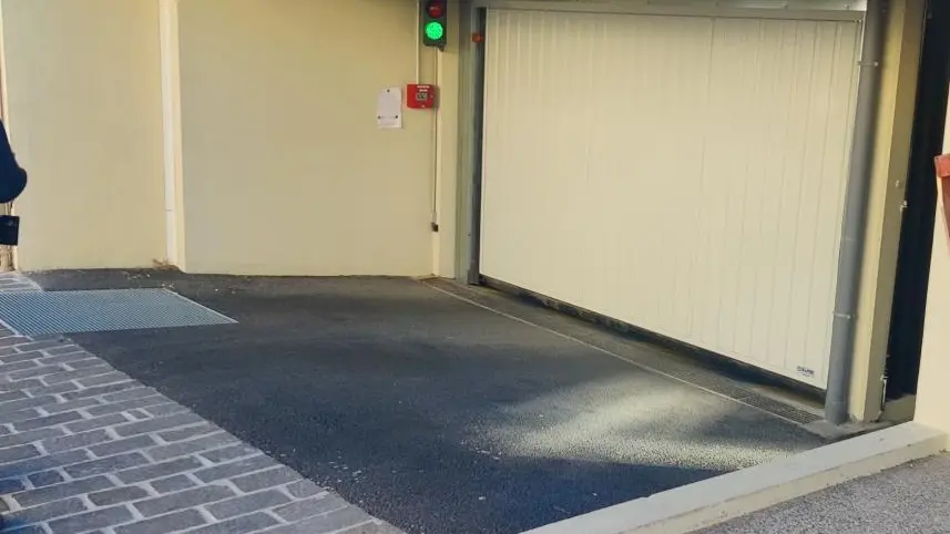 Place parking dans garage fermé et sécurisé possible moyennant un supplément de 4 euros/jour
