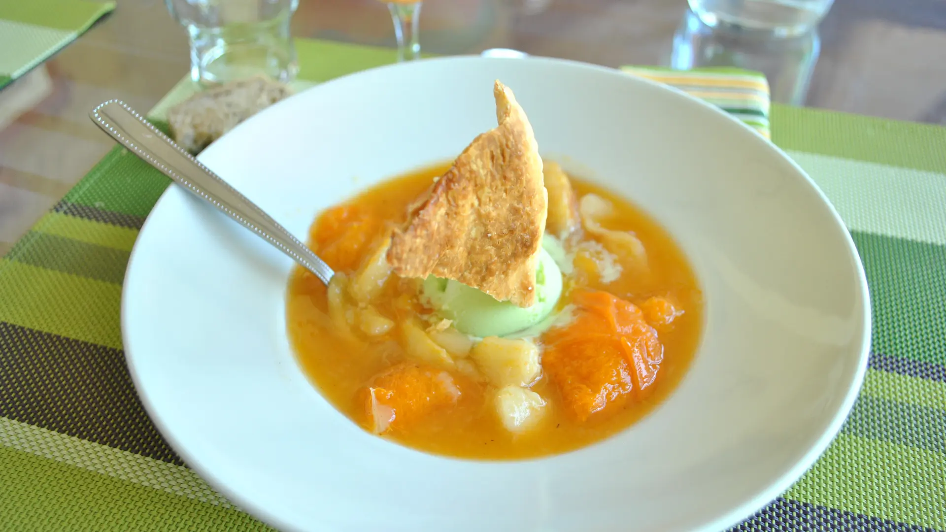 Assiette dessert menu d'été : soupe de fruits tièdes et glace à la Chartreuse