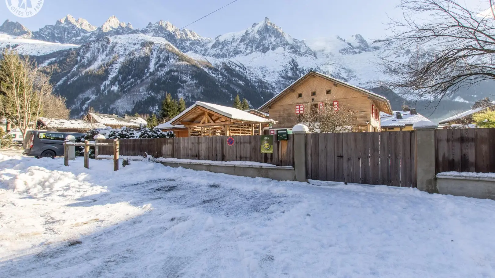 Chalet Le Bivouac et vue sur les Aiguilles de Chamonix