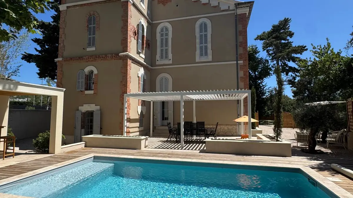 vue sur la piscine et la bastide