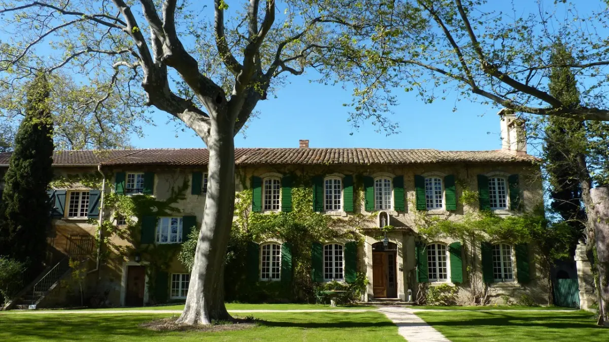 Le mas principal qui abrite les chambres d'hôtes et donne sur le parc où sont les mazets