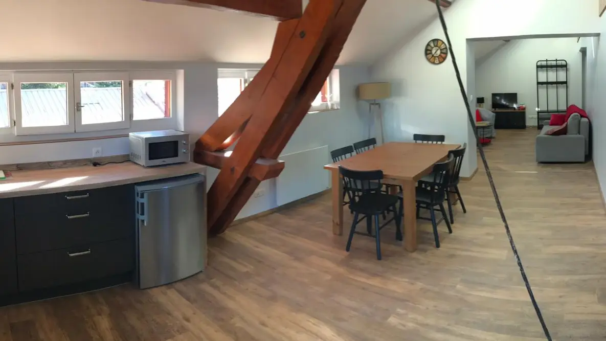 Vue panoramique, cuisine, salle à manger, salon
