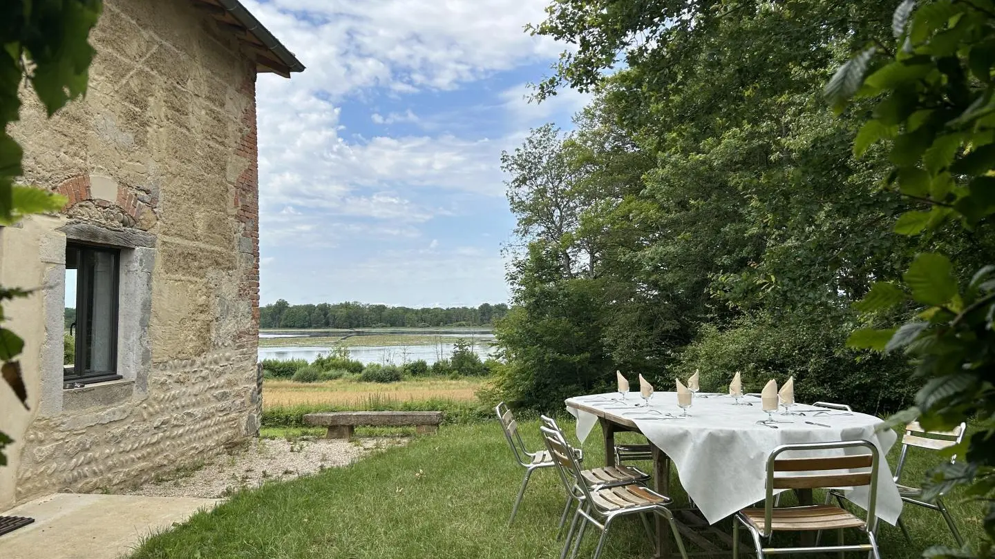 Repas campagnard sous la charmille