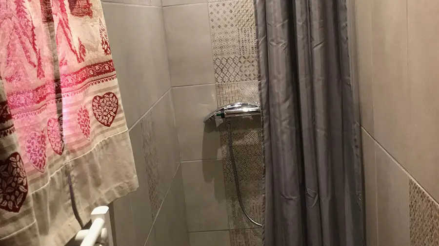 Salle de bains carrelée avec bac à douche