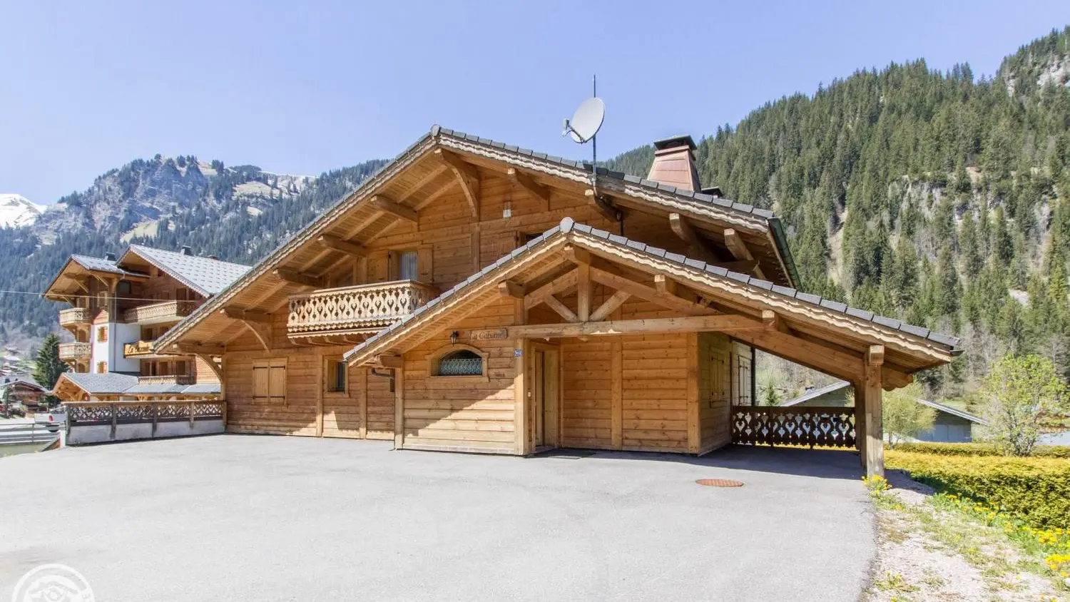 Chalet exterieur en été