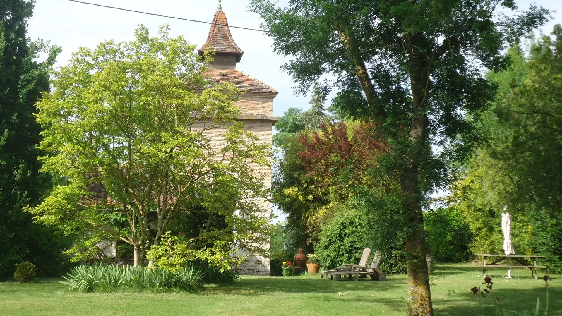 Le Pigeonnier dans son écrin de verdure